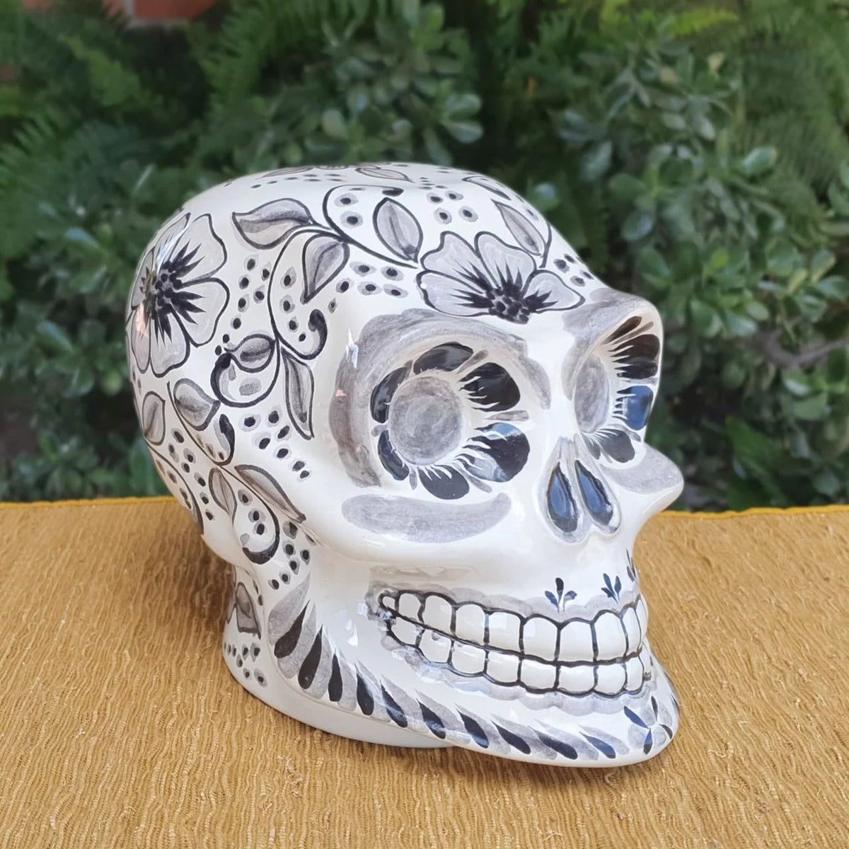 Cráneo de Cerámica Gorky / Catrina Decorativa Blanco y Negro 6" Altura