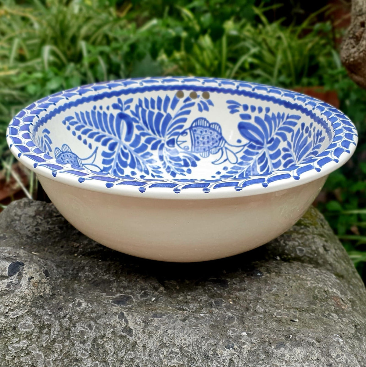 Patrón de hitos redondos del fregadero de pescado azul y blanco
