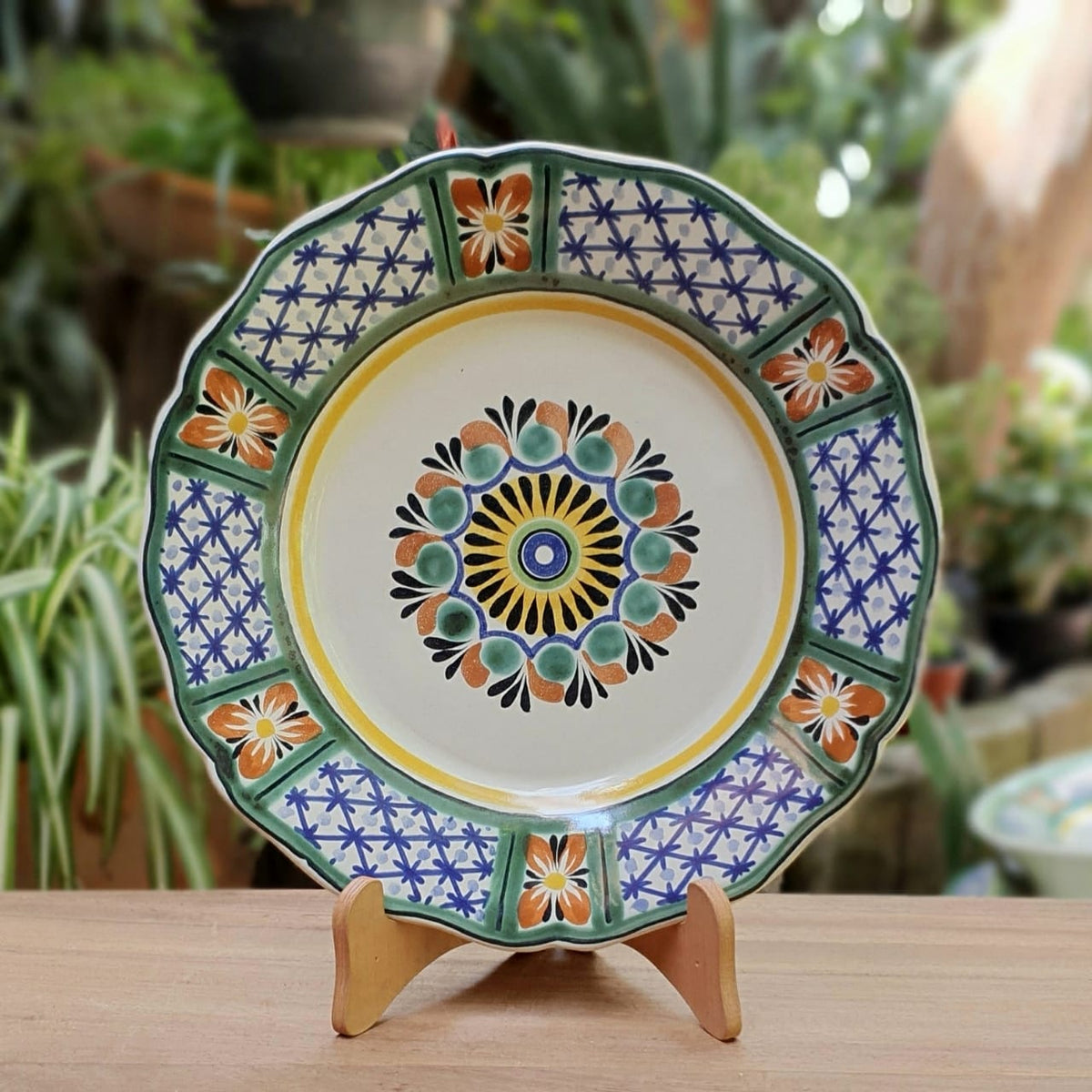 Platos con forma de flor con flores multicolores