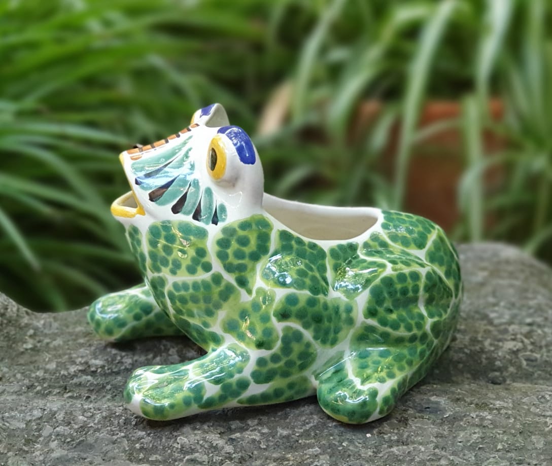 Maceta con forma de rana de 6,7" de ancho x 5,9" de alto, multicolores