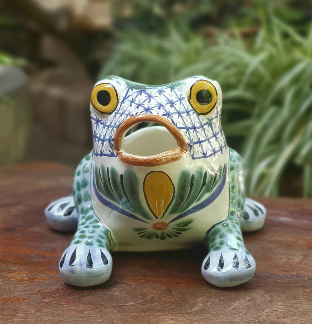 Maceta con forma de rana de 6,7" de ancho x 5,9" de alto, multicolores
