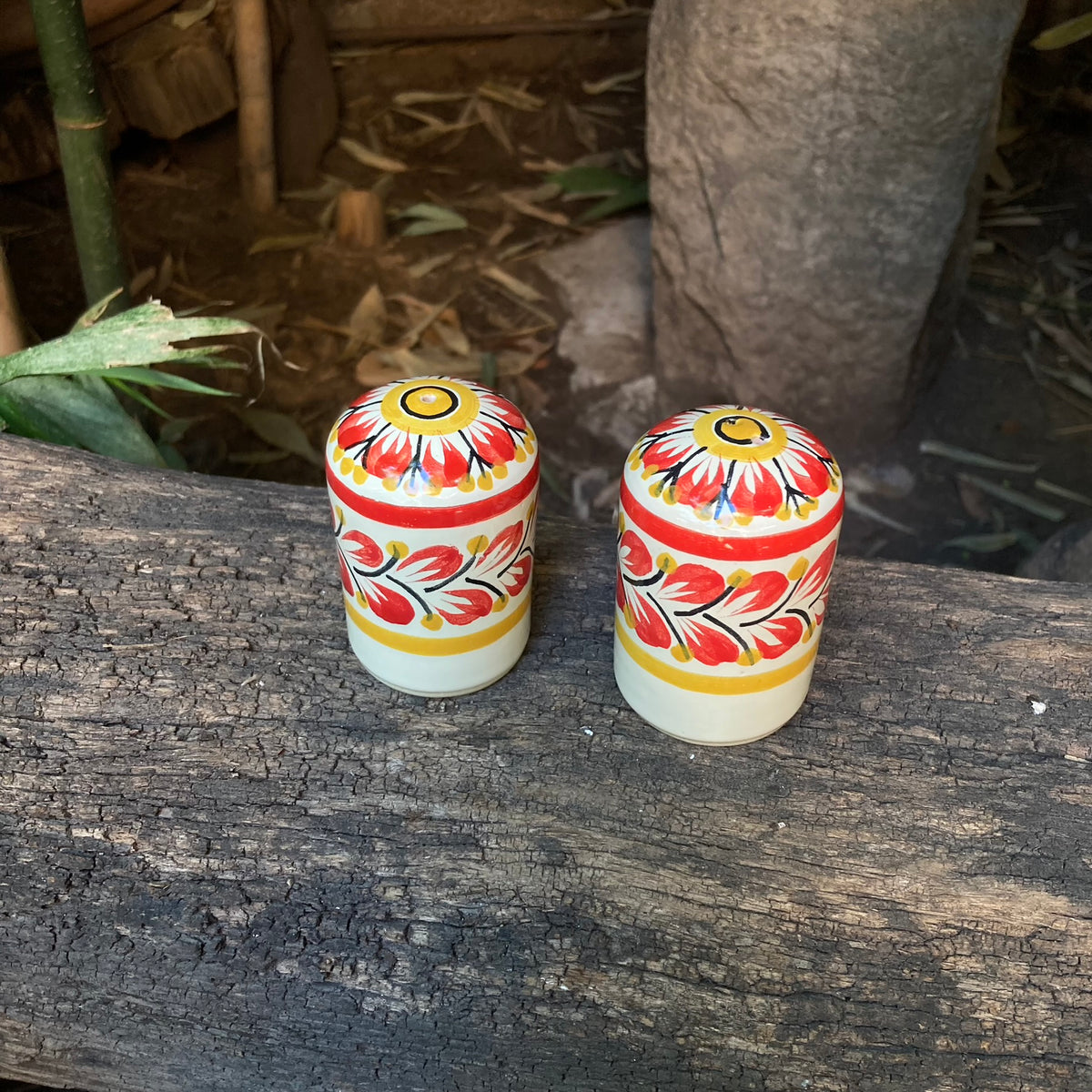 Juego de Salero y Pimentero Cilíndrico Pequeño Flor Roja Colores Rojos 