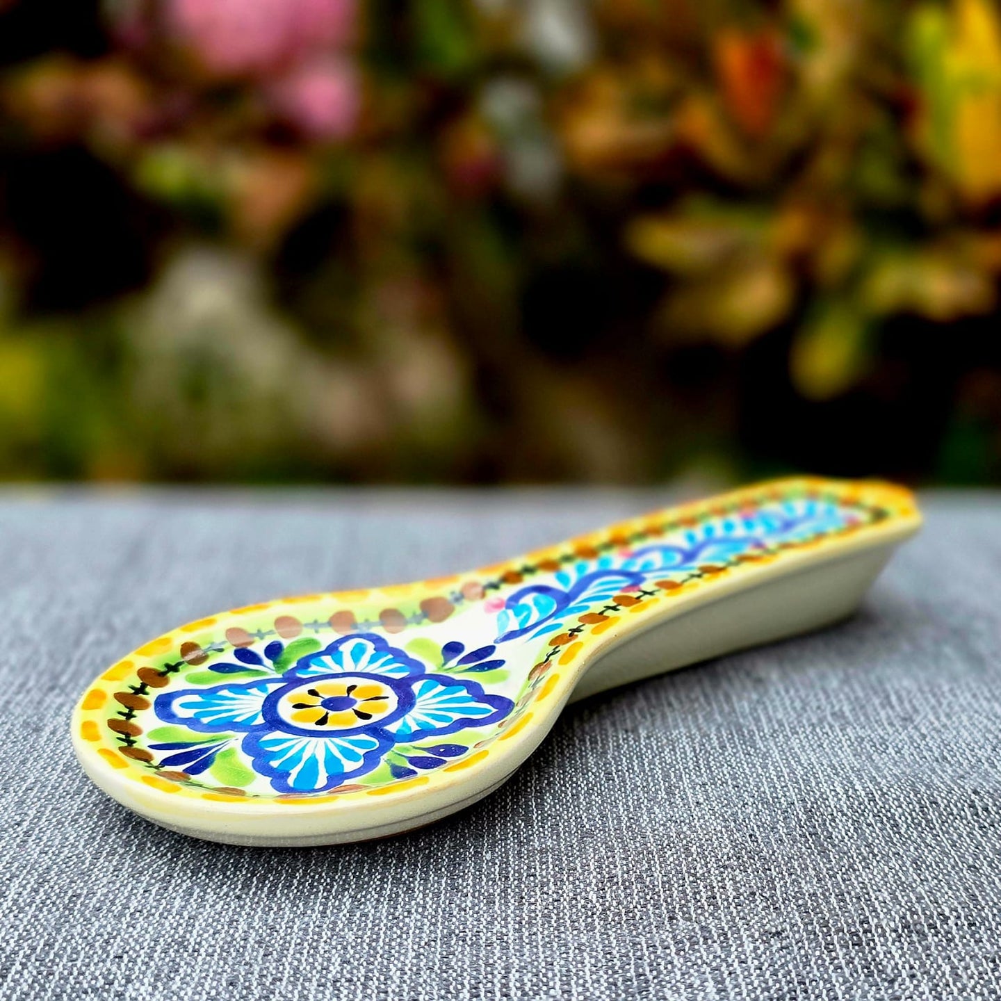 Runde Löffelablage mit Blumenmotiv, 9,4 x 23,1 cm, mehrere Farben 