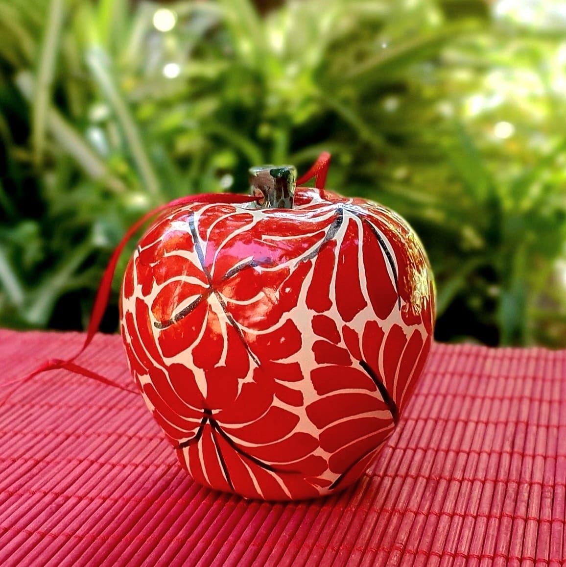 Adorno Manzana 3D figura 3 en D x 3 en H Colores Rojos 