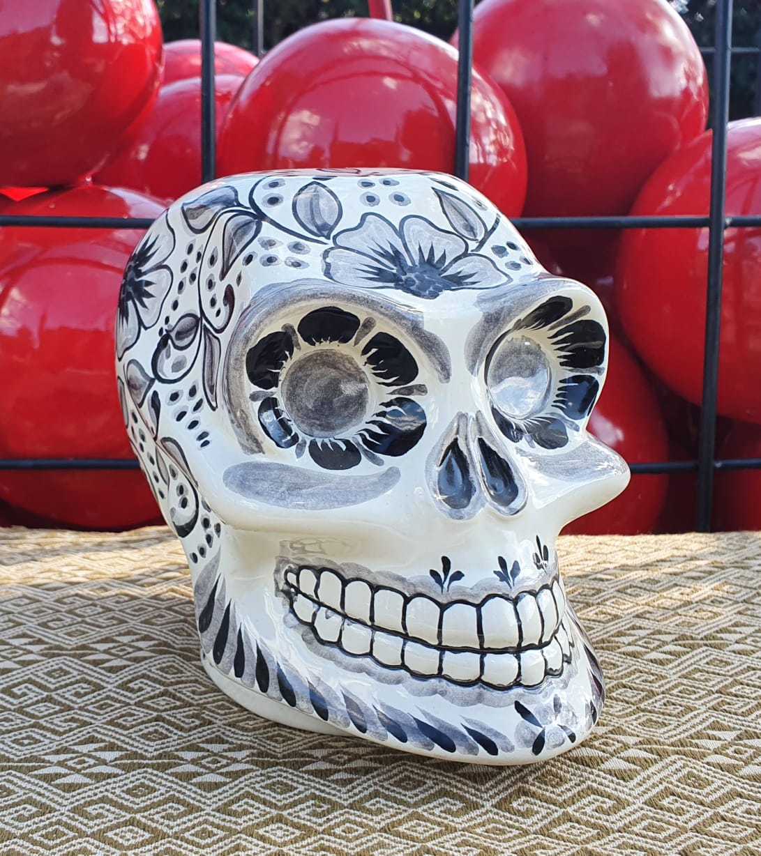Cráneo de Cerámica Gorky / Catrina Decorativa Blanco y Negro 6" Altura 