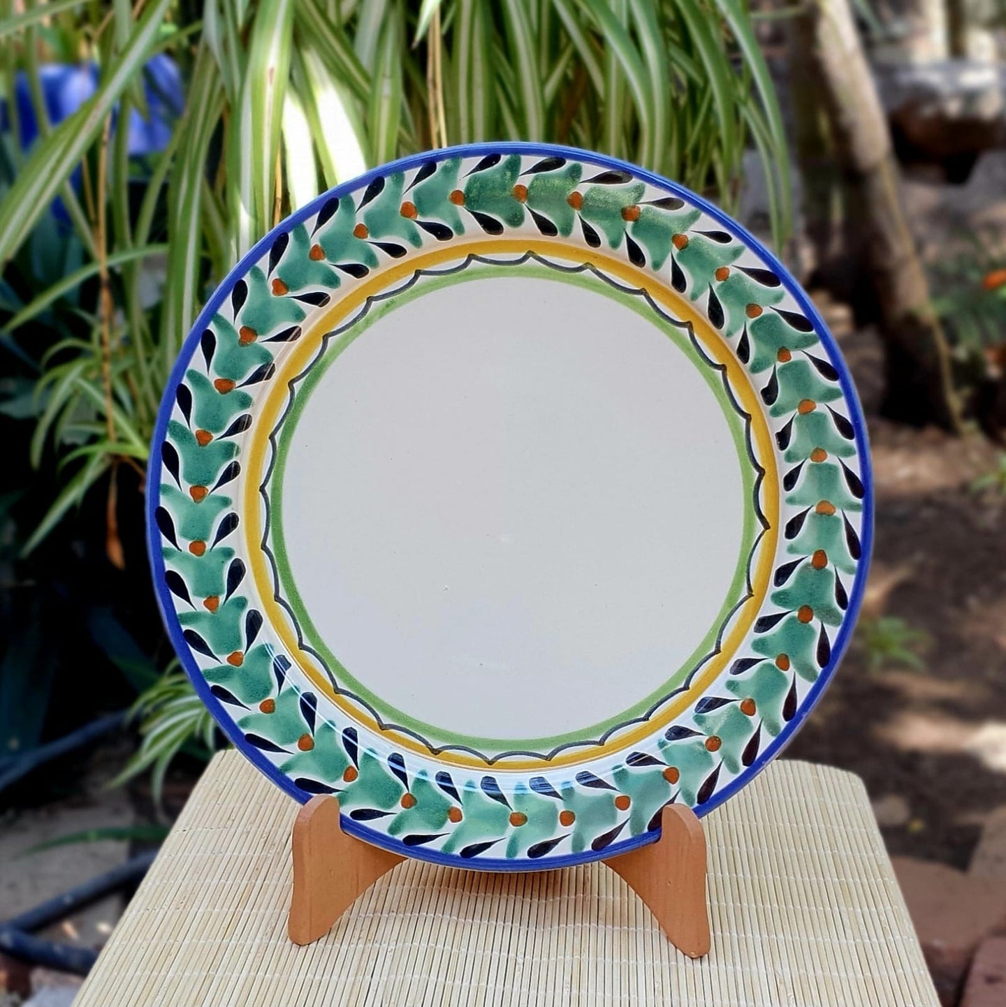 Plate with laurel border Green-Black Colors