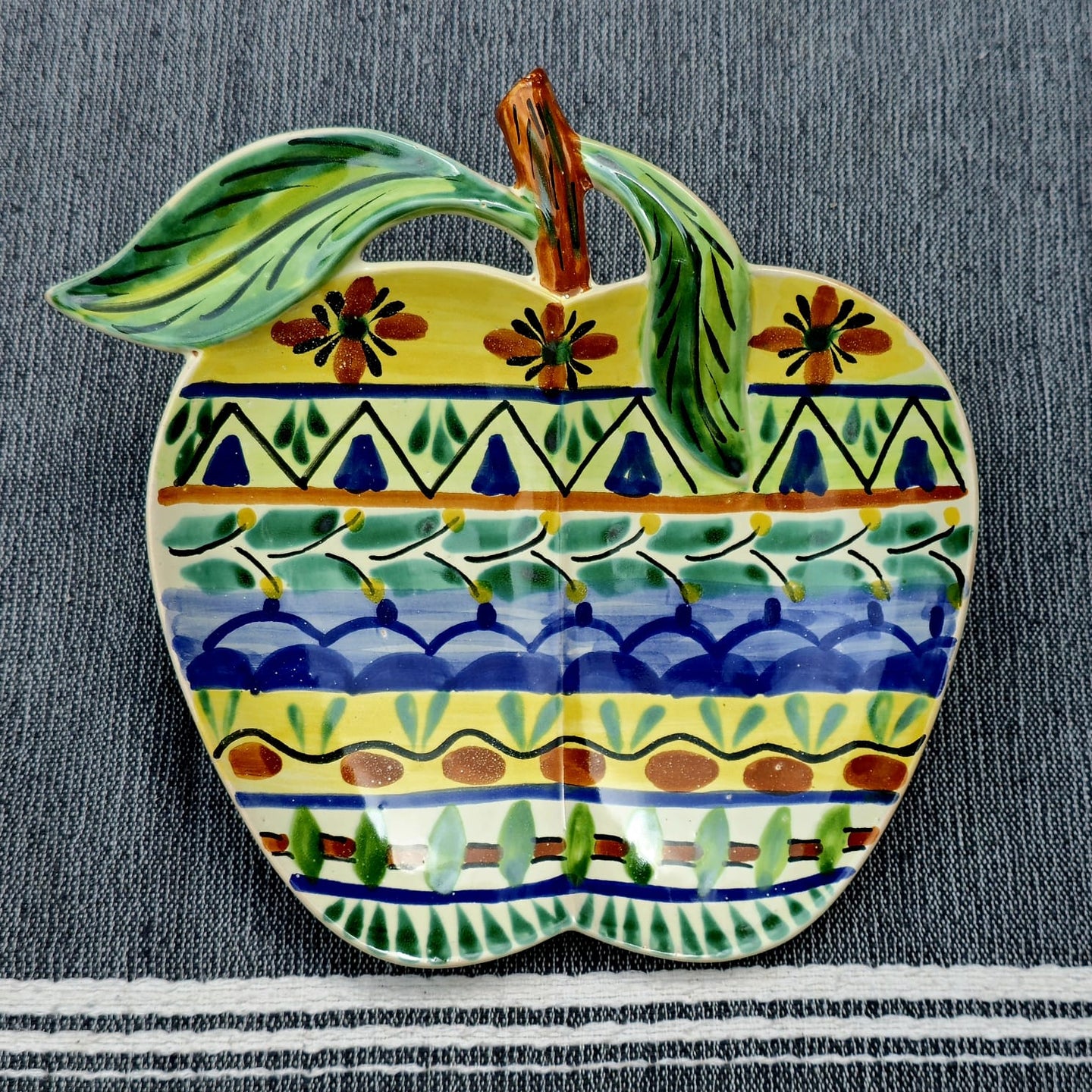 Flat Apple Snack Plate 9x8 in Happy Borders