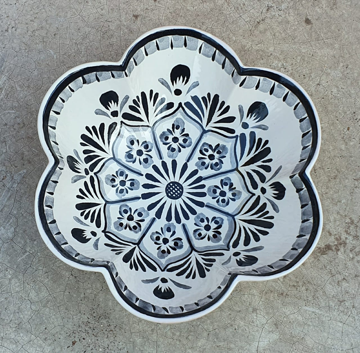 Flower Shape Service Salad Bowl 10" D Black and white