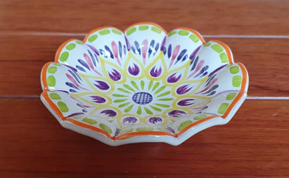 Plato para refrigerios con patas de flores, 7 "D, colores morados 