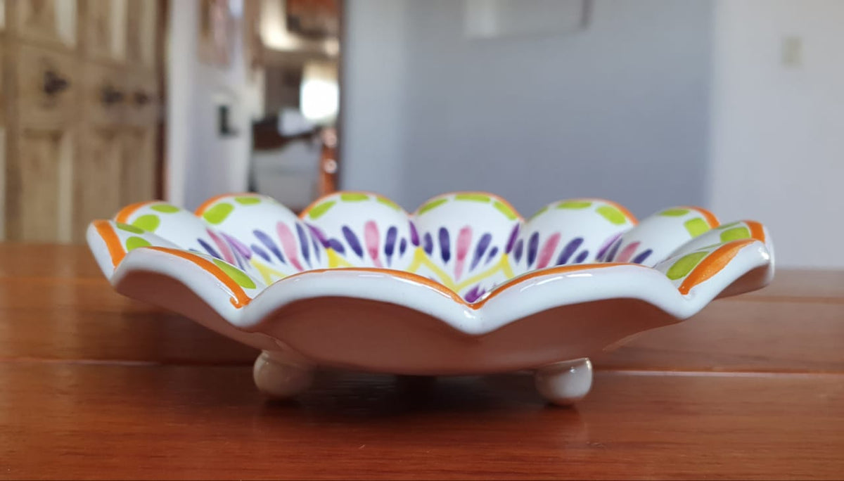 Plato para refrigerios con patas de flores, 7 "D, colores morados 