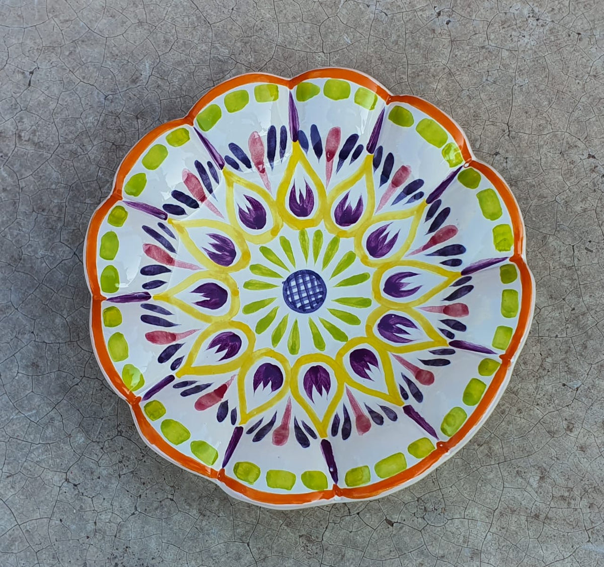 Plato para refrigerios con patas de flores, 7 "D, colores morados 