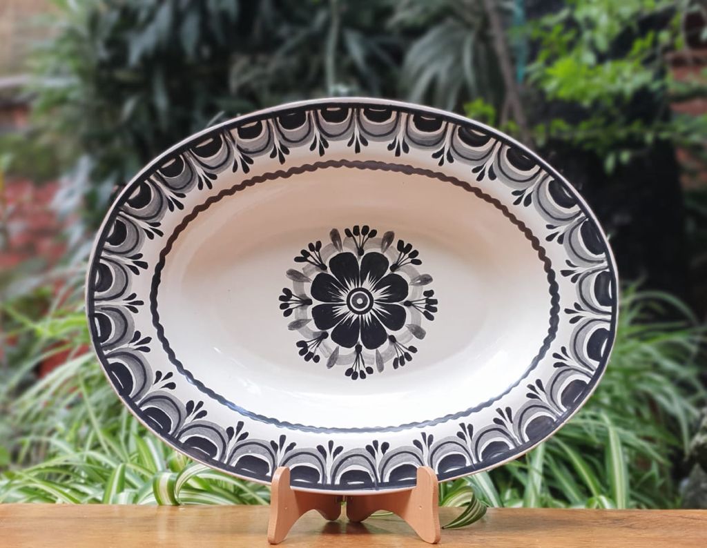 Plato ovalado mediano de flores 40 x 30 cm blanco y negro 