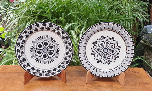Flower Plates Sets of 2 Pieces Black and White