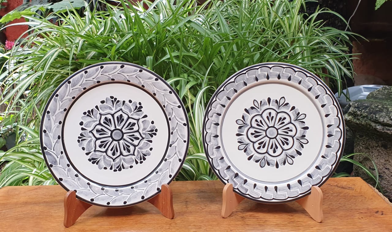 Flower Plates Sets of 2 Pieces Black and White