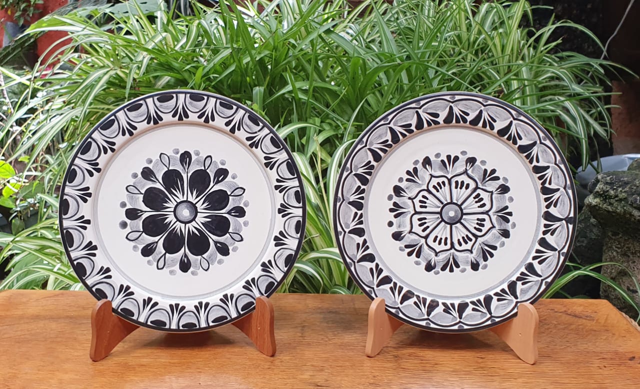 Flower Plates Sets of 2 Pieces Black and White