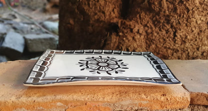 Bandeja rectangular Flower Wave 7.9 X 5.3" Blanco y negro 