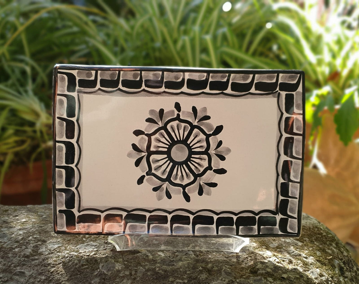 Bandeja rectangular Flower Wave 7.9 X 5.3" Blanco y negro 