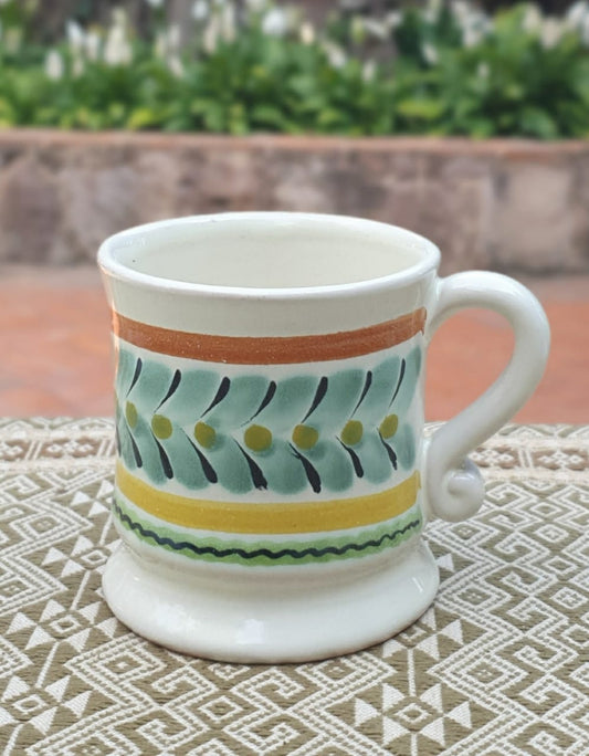 Tazas de café tradicionales multicolores 