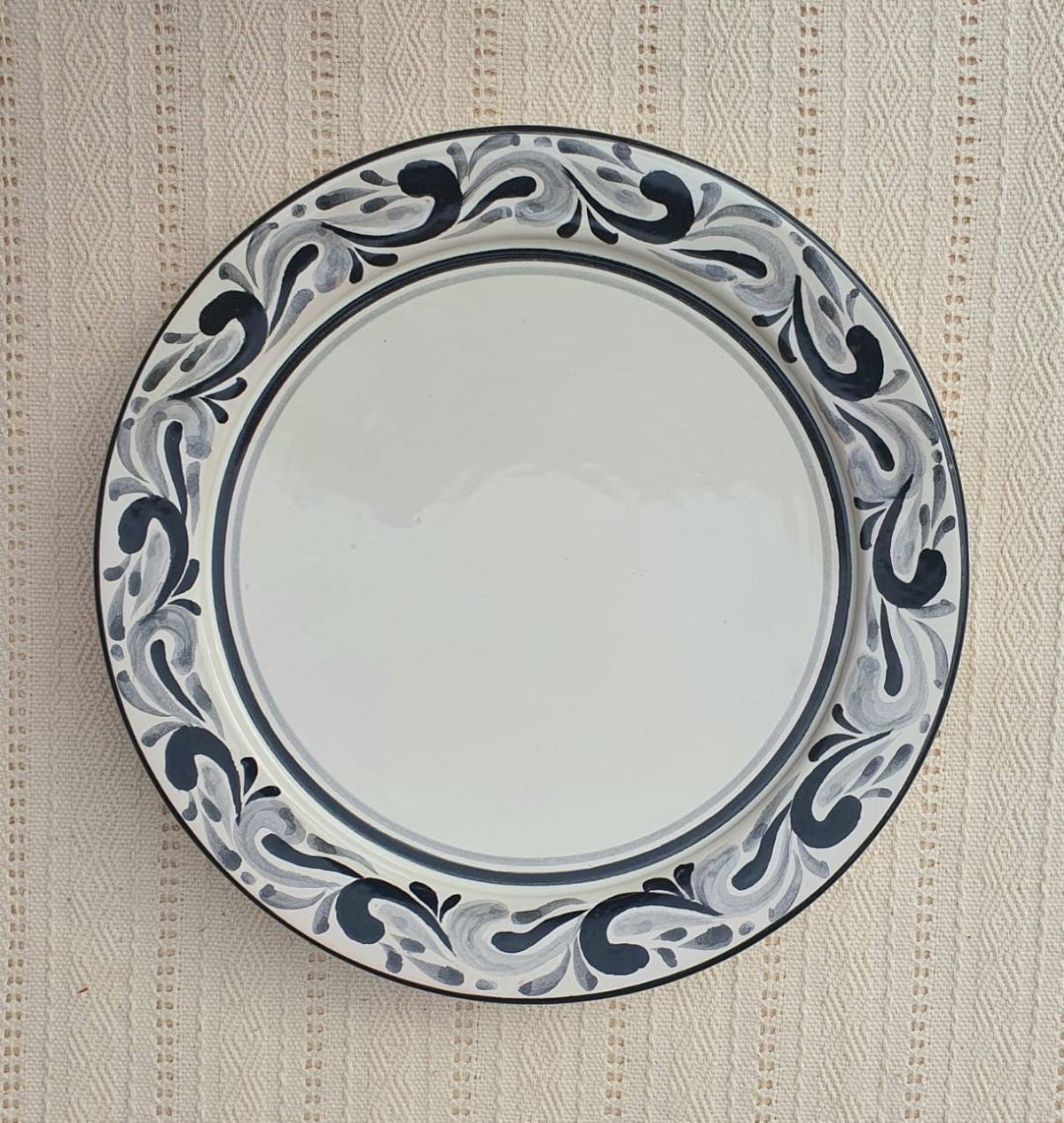 Plate with sea waves border Black and White