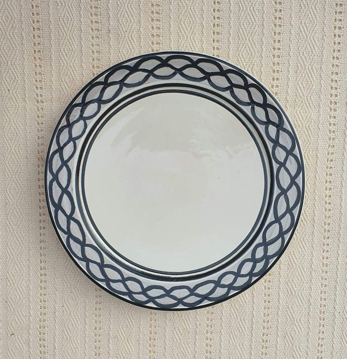 Plato con cenefa de círculos de serpiente Blanco y Negro 