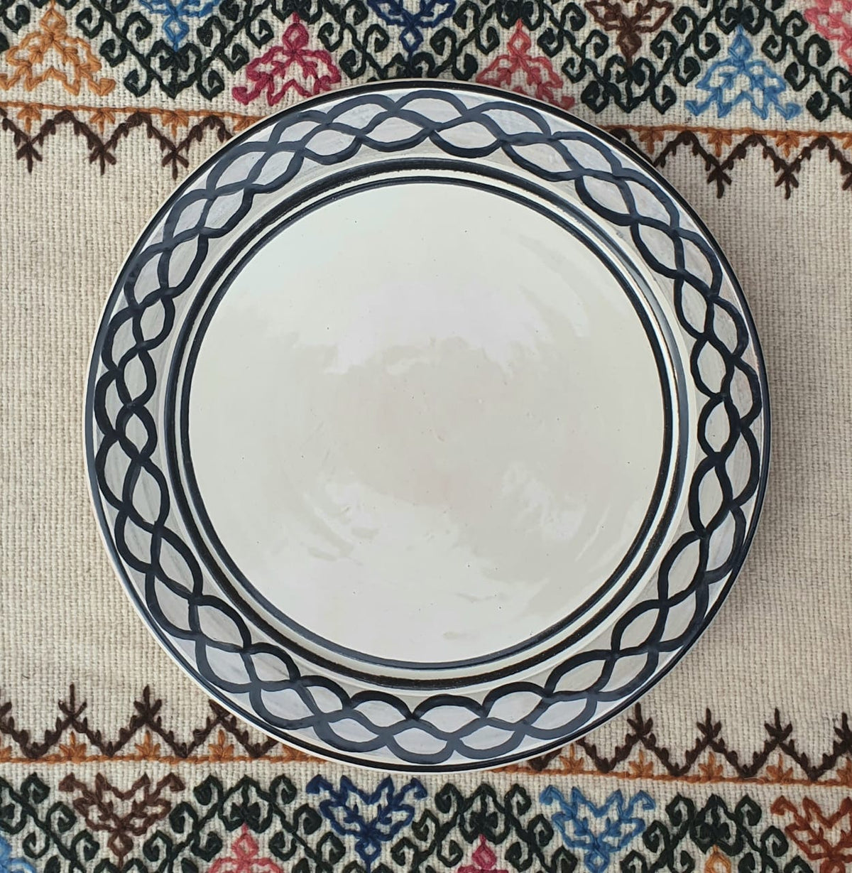 Plato con cenefa de círculos de serpiente Blanco y Negro 