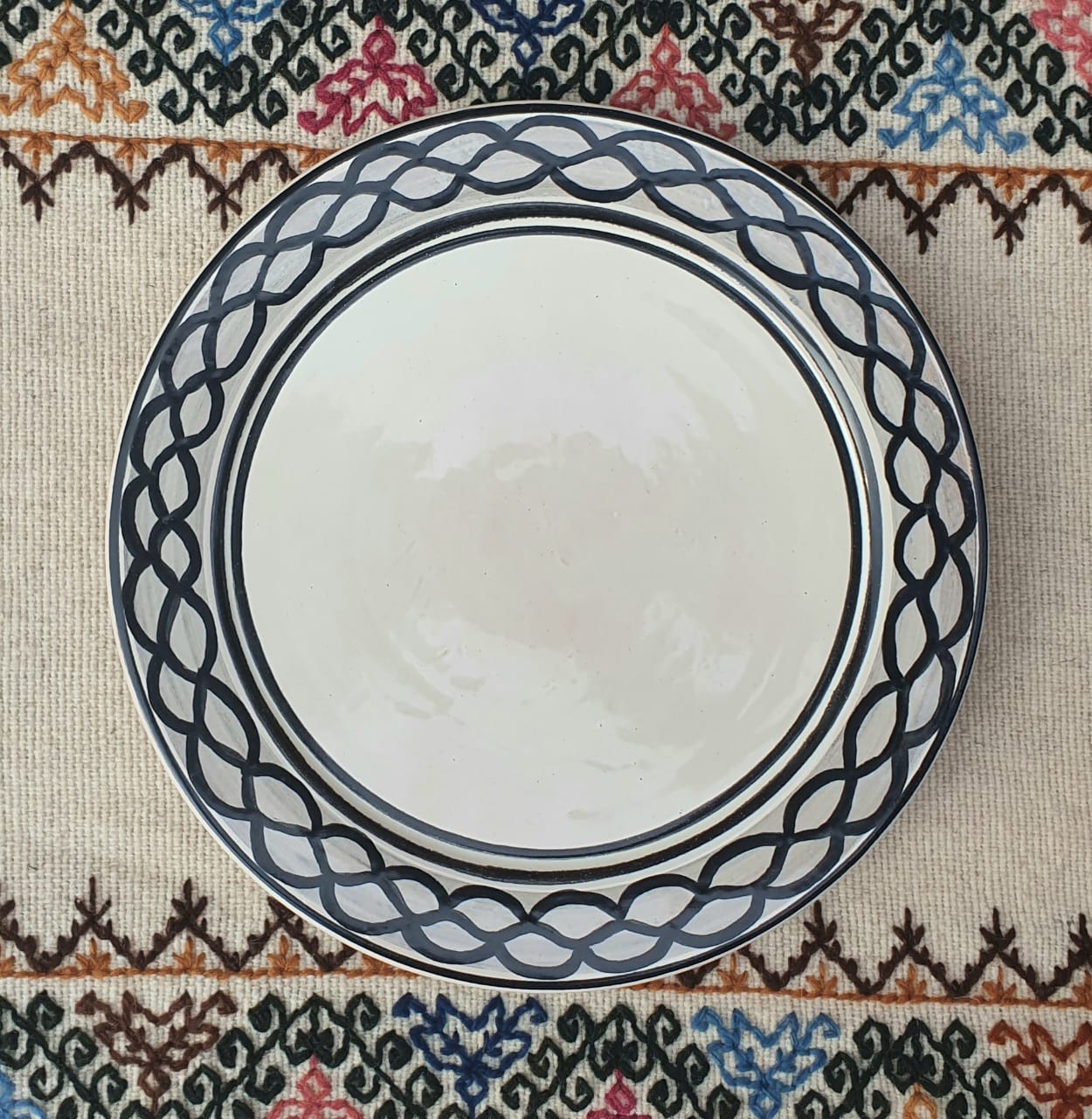 Plate with snake circles border Black and White