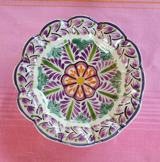 Plato para refrigerios con patas de flores, 7 "D, colores morados 