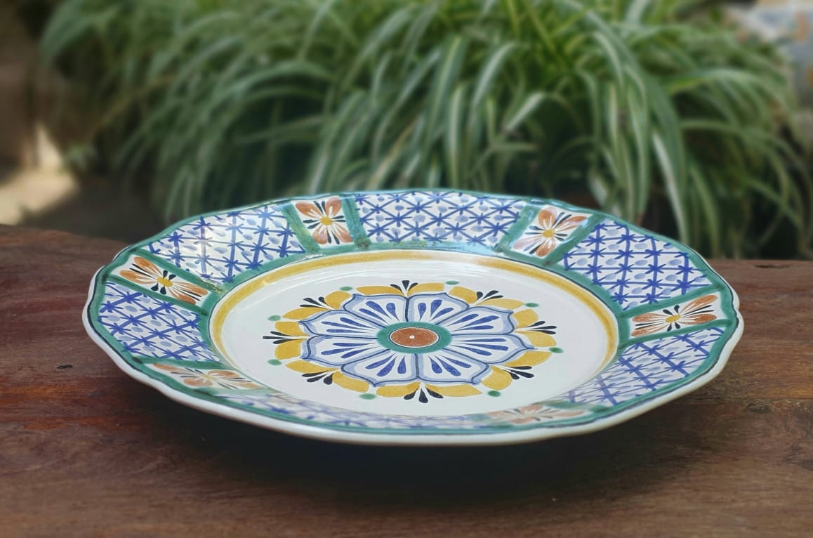 Platos con forma de flor con flores multicolores 