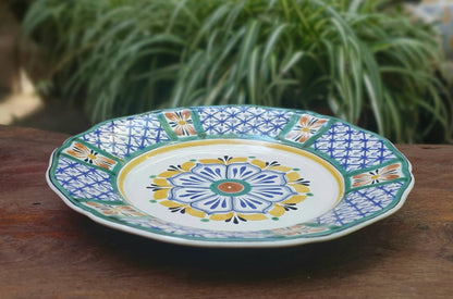 Platos con forma de flor con flores multicolores 