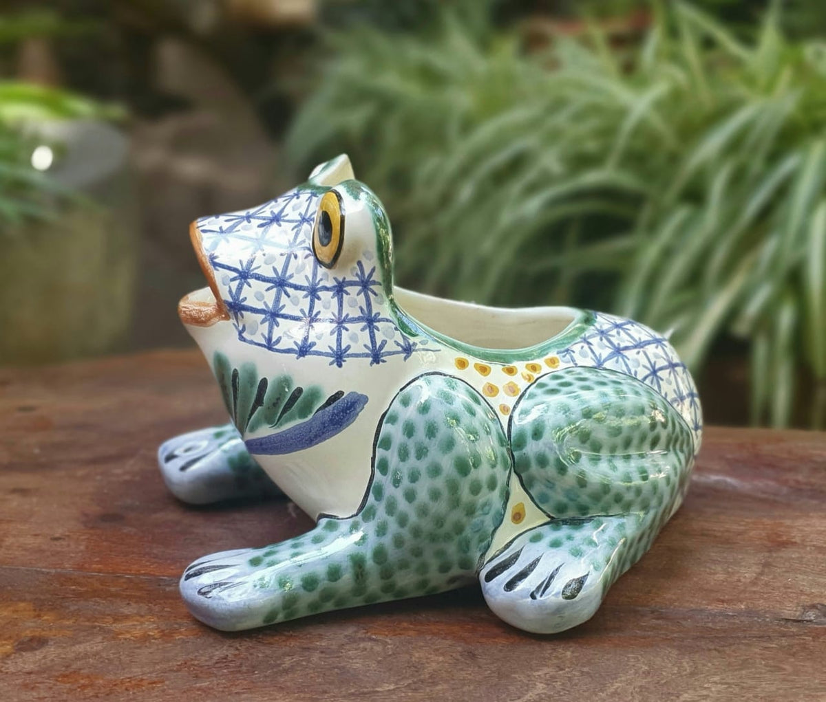 Maceta con forma de rana de 6,7" de ancho x 5,9" de alto, multicolores