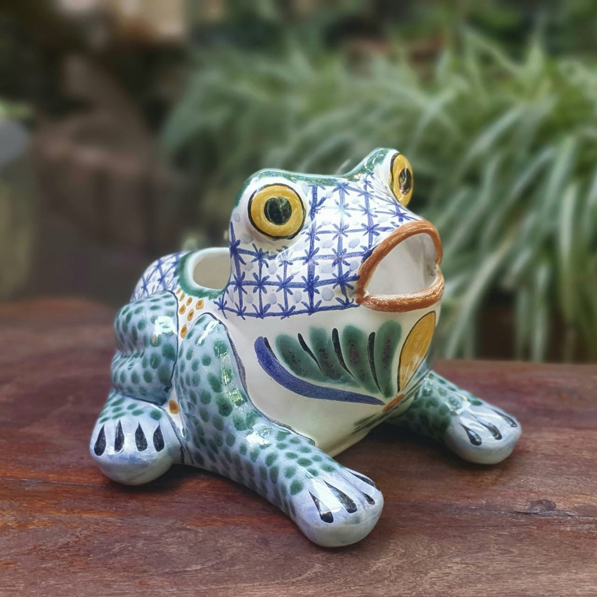 Maceta con forma de rana de 6,7" de ancho x 5,9" de alto, multicolores